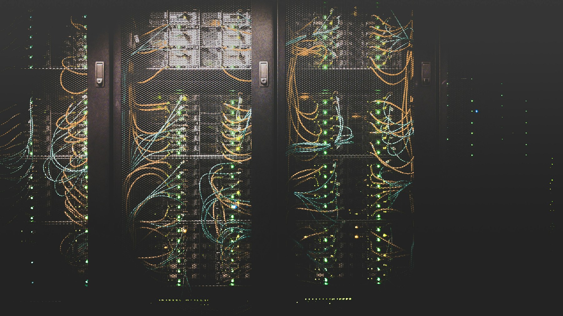 Armarios de servidores con cableado de red iluminado en un centro de datos